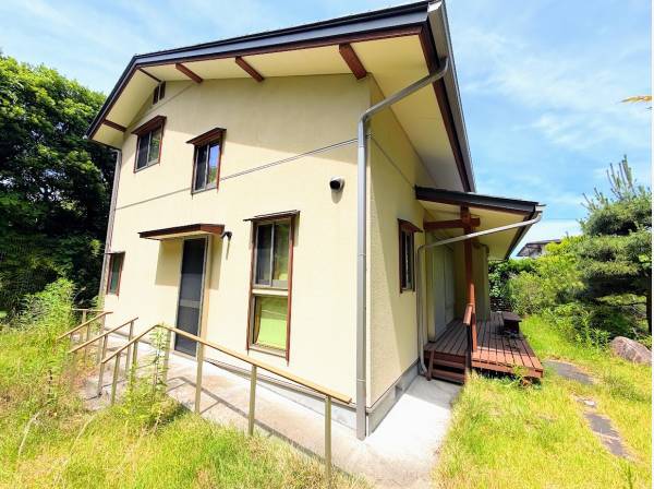 ウッドデッキにでてお庭を見ながらくつろぐそんな邸宅です