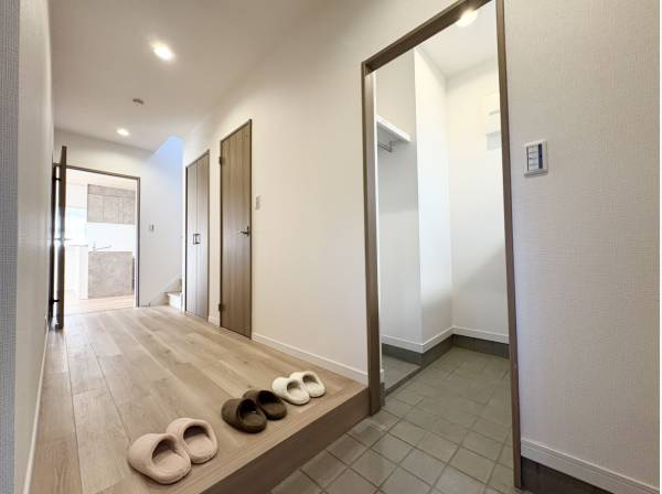 玄関ホールにはシューズインクローゼットを完備