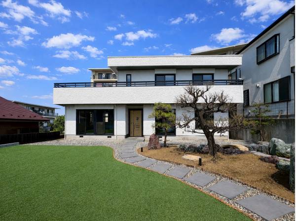 ゆとりの敷地に映える端正な外観。庭と調和した美しい住まい。