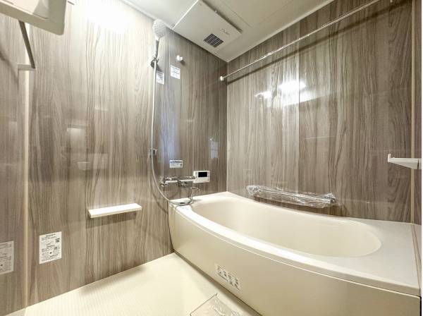 温かみ溢れる木調のバスルームで寛ぎの時間を