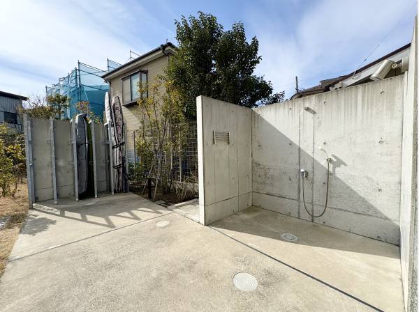 サーフボード置き場やシャワーブースなどの共用部も完備