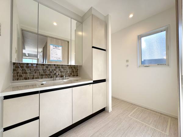 パウダールームもゆとりの広さ