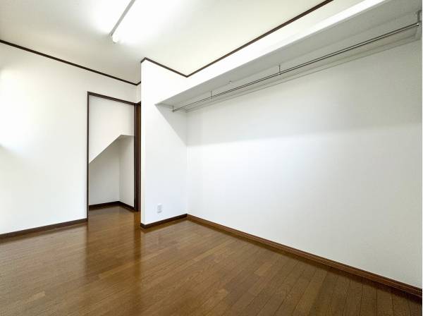 お部屋のような広さのあるウォークインクローゼット 