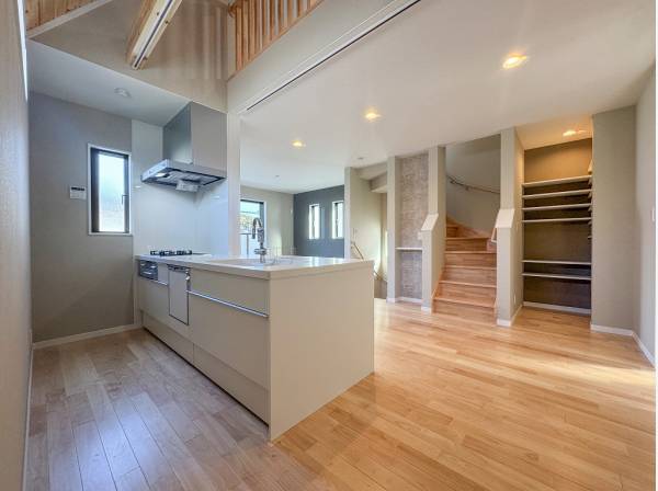 上部から光が注ぐ吹抜けのカウンターキッチン