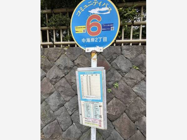 マンション目の前にあるバス停