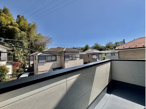 バルコニーは広くて日当たり良好です！