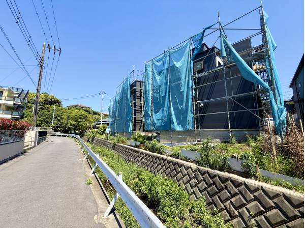 隣が小川になりますので、プライベート感と開放感を感じることができます。