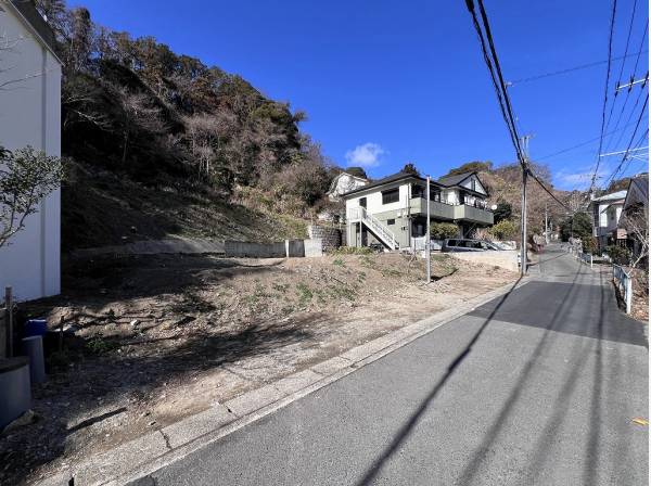 車通りが少なく静かで落ち着いた住宅街の一画
