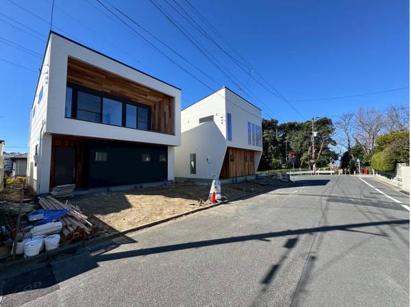 整然とした街並みと青空が広がる、落ち着きと開放感を兼ね備えた住環境。