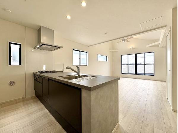 オープンタイプのキッチンを採用作業スペースもゆとりがございます。