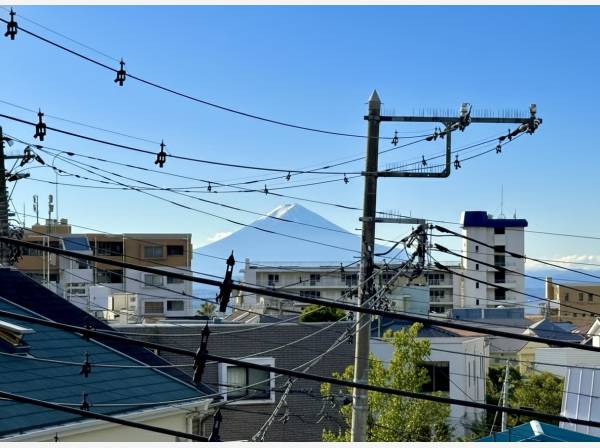 バルコニーからは富士山を眺めます。