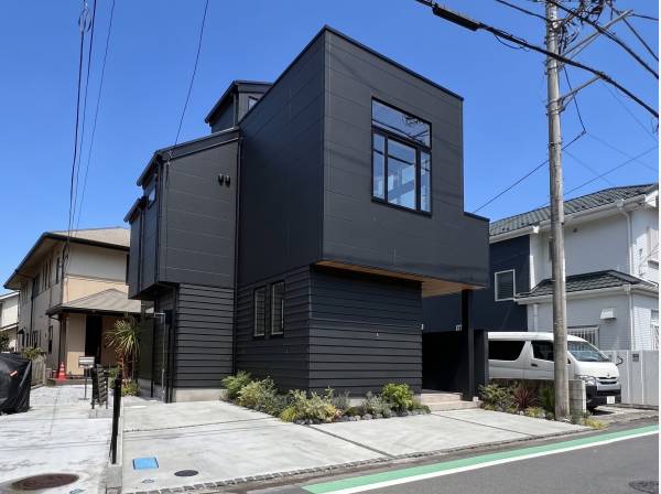 黒を基調としたスタイリッシュなデザイナーズ住宅