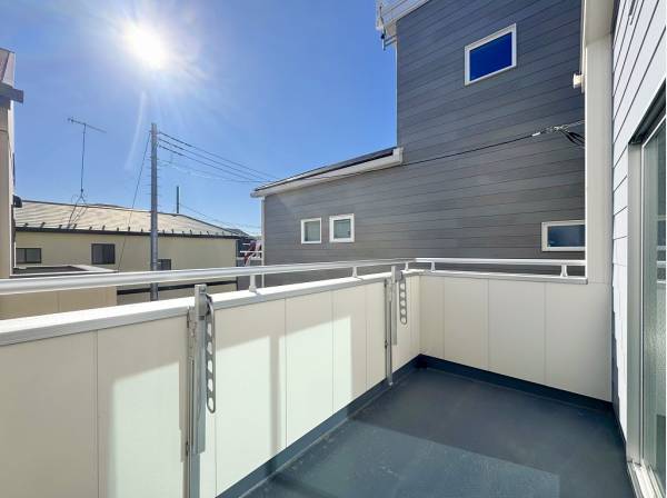 陽当たりの良い南バルコニーはお洗濯物も気持ちよくこなせそう