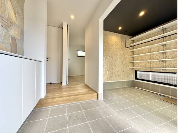 趣味も収納も叶える、広がりある土間スペースのある玄関。