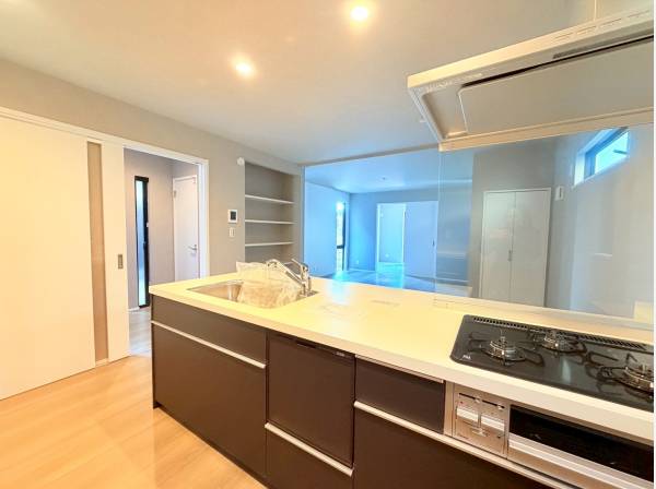 開放的な対面式のキッチンや、備え付けの収納スペースも便利！