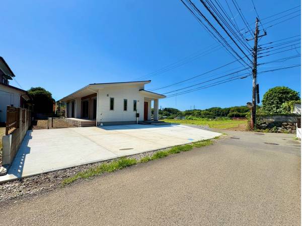 広い敷地だからこそ実現した、お庭とカースペースにゆとりのある住まいです。
