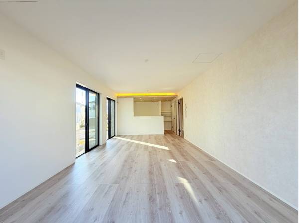 洗練されたデザインのLDKは約19.5帖とゆとりの空間！