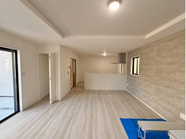 広々としたリビング折上天井とアクセントクロス
がオシャレです