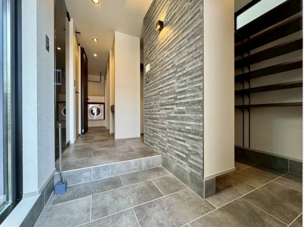 収納豊富な玄関スペース！