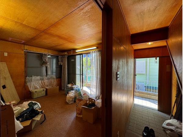 1階の部屋の様子。窓を全部開けられなかったのですが、光が結構入ります。