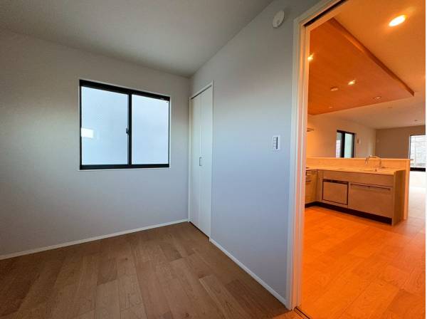 キッチンの後ろには素敵な居室