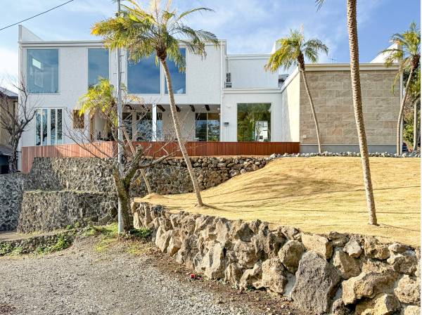 海側に広がるウッドデッキテラスとプライベートプールは陽当たりも良好です