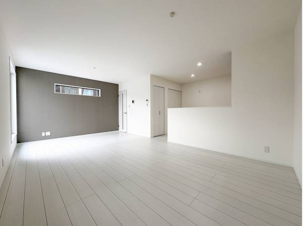 すっきりとした広さのリビングは一面をアクセントに

