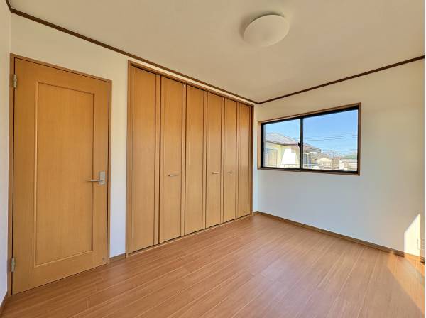 各居室には収納力のあるクローゼットを完備しております