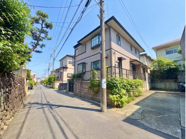 趣ある住宅地に佇み、開放感に恵まれた環境です