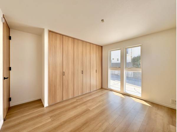 採光が確保できた洋室、くつろぎのひと時を過ごしください