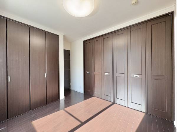 各居室には収納力のあるクローゼットを完備しております。