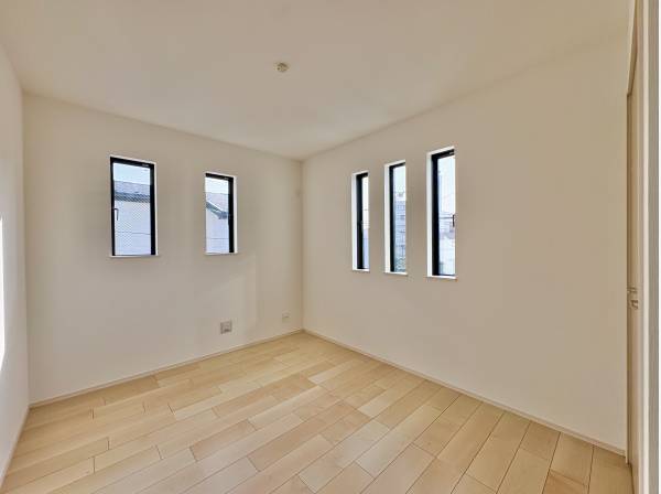 2面採光で陽光がお部屋の全体に届きます