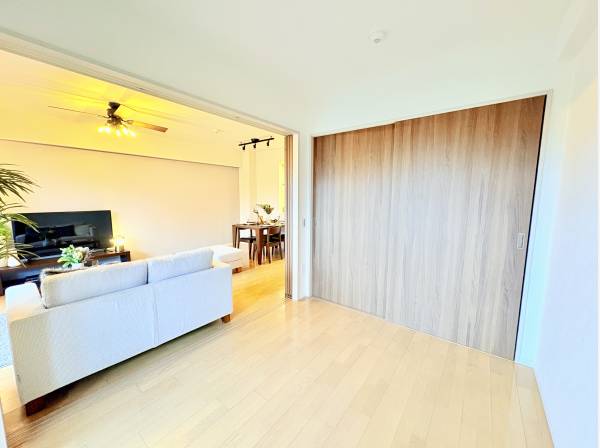 木目調の建具がアクセント。引き戸を閉めればプライベート空間に
