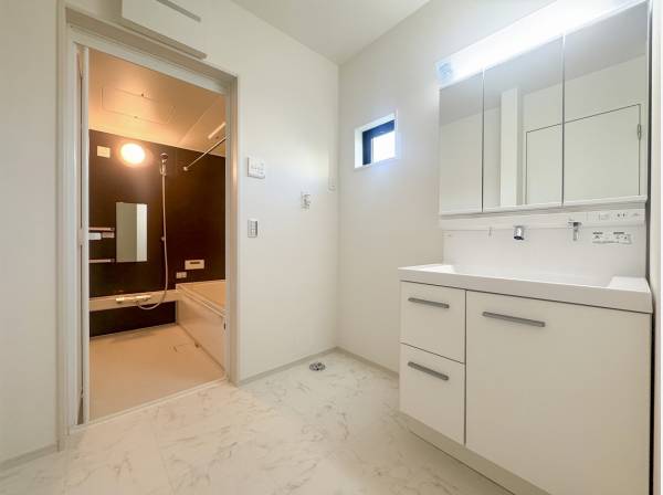 洗面化粧台のサイドにはリネン庫が寄り添います