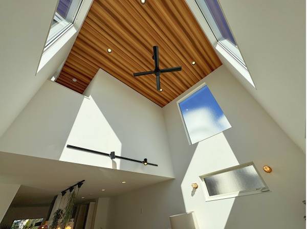 吹き抜けの天井は板張り調。白と木の風合いが美しいですね。