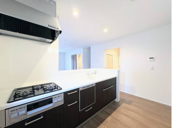 部屋を見渡せる対面式キッチン