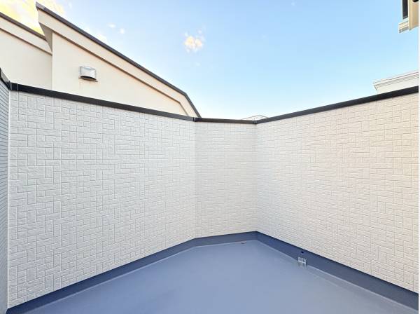 北西側のプライベート感のあるバルコニー