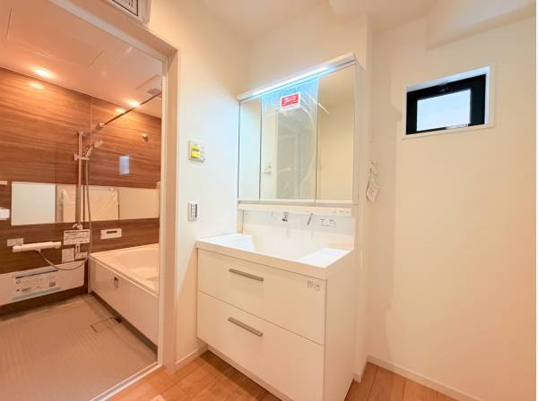 洗練されたパウダールームとバスルーム