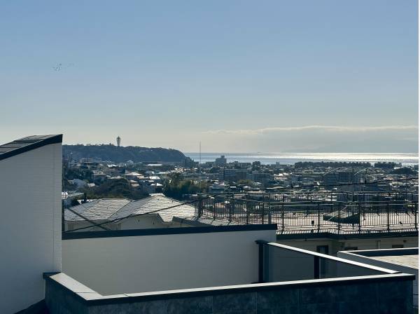 ルーフバルコニーから江の島と海を遠望/花火大会は特等席です