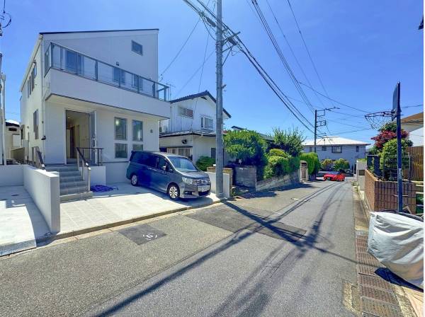 前面道路はこんなに広く、でも交通量はかなり少なく。