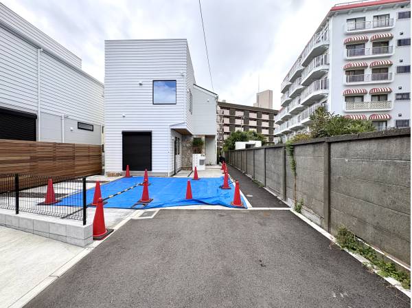 白を基調とした外観と駐車2台分のゆとり