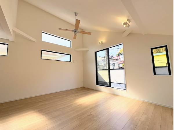 窓も多く暖かい日が入るLDK