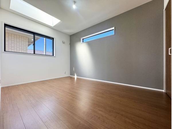 グレーのアクセントクロスでお部屋がぐっと落ち着いた雰囲気に