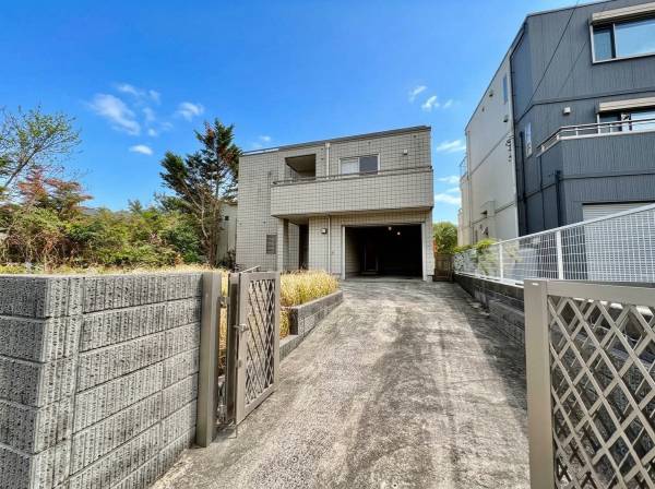 駐車場は複数台入ります！