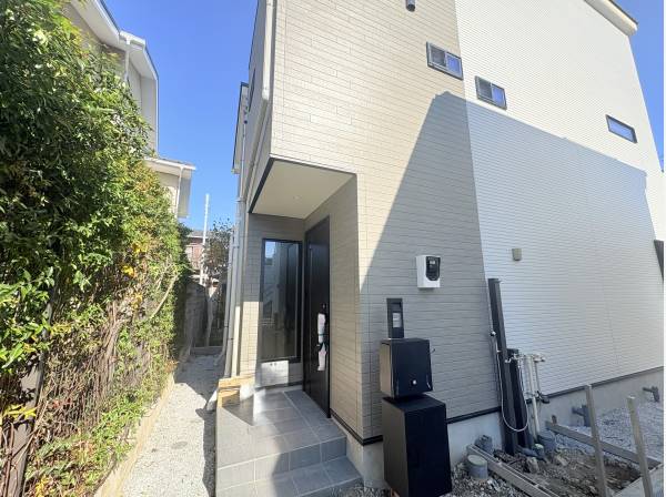 宅配ボックス、外シャワーも付いてます。