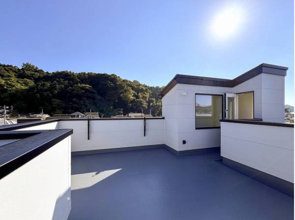 グリーンビューを堪能できるルーフバルコニーは約13帖もの広さ！