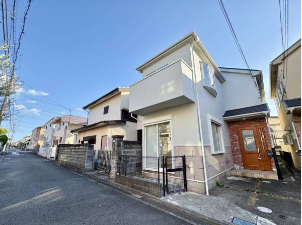 亀ヶ岡団地内に佇む可愛い外観のお住まいです