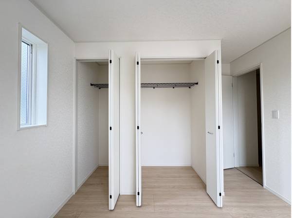 衣類や小物類を収納でき、部屋の中をスキッリ保てます。