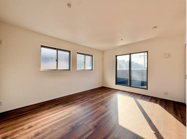 採光が確保できた洋室、くつろぎのひと時を過ごしください