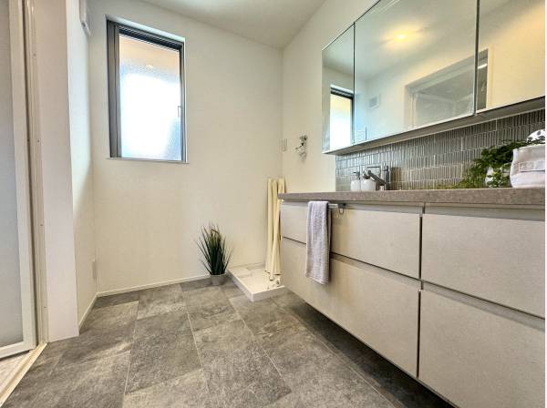 サニタリー床はタイル張り
質感の違いを感じます